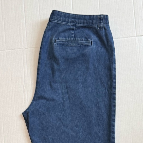 L.L. BEAN CAPRI 18W. CLASSIC FIT. MEDIUM RISE BLUE DENIM CAPRIS. FLEX WAIST. - Picture 12 of 12